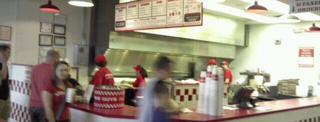 Five Guys is one of Vernardさんのお気に入りスポット.
