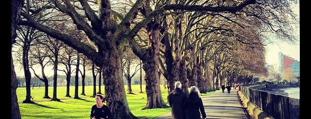 Wandsworth Park is one of Lugares favoritos de Viki.