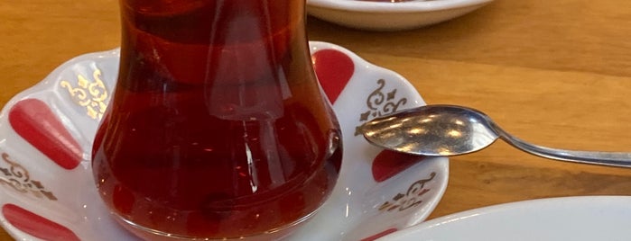 HSB Sarıyer Börek & Kahvaltı is one of Ercan'ın Beğendiği Mekanlar.