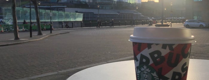 Starbucks is one of Tempat yang Disukai Ruud.