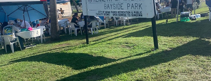 Kenneth M Myers Bayside Park is one of Orte, die Lizzie gefallen.