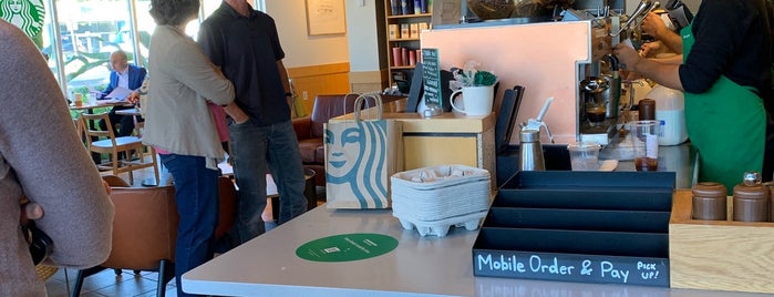 Starbucks is one of Orte, die Ileana LEE gefallen.
