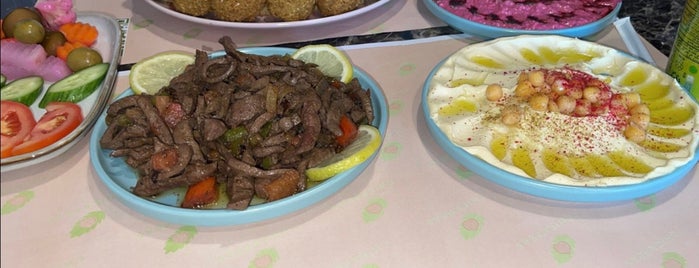 واحد حمص is one of اكلات خفيفه فطور.