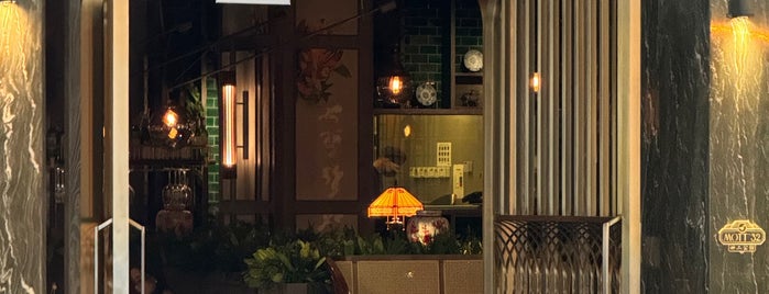 Mott 32 Singapore is one of Micheenli Guide: Romantic restaurants in Singapore.