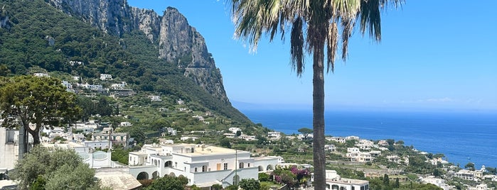 Isola di Capri is one of 내가 좋아하는 곳.