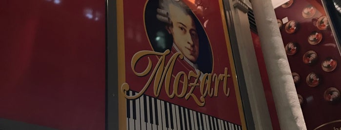 Mostly Mozart is one of Larissa'nın Kaydettiği Mekanlar.