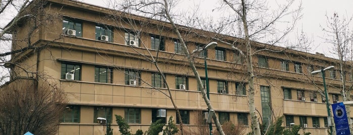 University of Tehran | دانشگاه تهران is one of Lieux qui ont plu à Pasha.