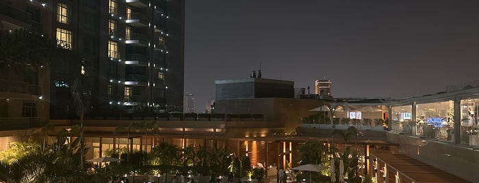Four Seasons Hotel Cairo at Nile Plaza is one of Lugares favoritos de Hisham.
