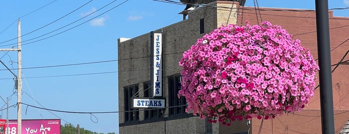Jess & Jim's Steak House is one of Tempat yang Disukai Tripster.