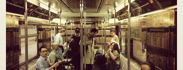 MTA Subway - 42nd Street Shuttle (S) is one of Orte, die natsumi gefallen.