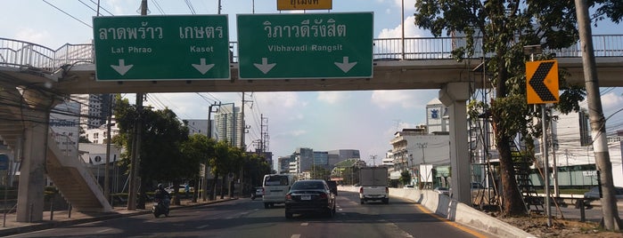 ทางลอดแยกรัชดา-สุทธิสาร (Ratchada - Sutthisan Intersection Underpass) is one of Bangkok.