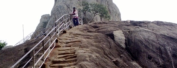 Mihinthale Rock is one of Tempat yang Disukai Dirk.