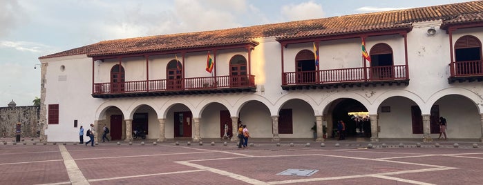 Plaza de la Aduana is one of Locais curtidos por Carl.