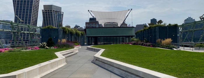 Pier 57 Rooftop Park is one of Kimmie's Saved Places.