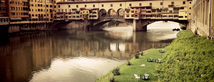Ponte Vecchio is one of Lieux qui ont plu à Michael.