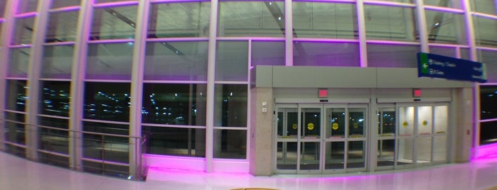 San Antonio International Airport (SAT) is one of frecuentes.