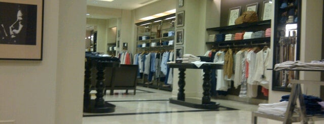 Massimo Dutti is one of สถานที่ที่ Daniel ถูกใจ.