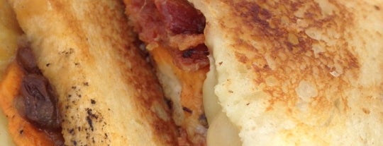 Roxy's Grilled Cheese is one of Locais curtidos por Joshua.