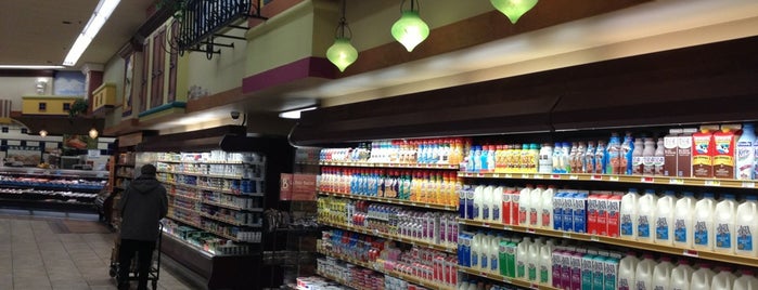 Gelson's is one of Larisa’s Liked Places.