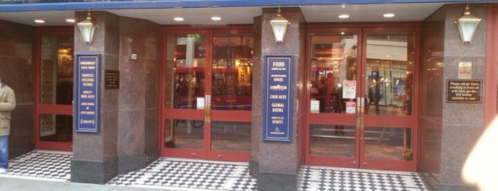 The Moon Under Water (Wetherspoon) is one of Carl : понравившиеся места.