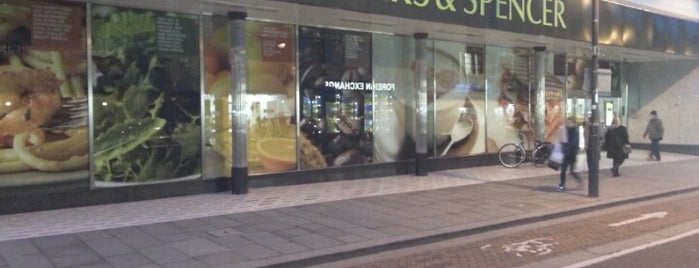 Marks & Spencer is one of Foodmanさんのお気に入りスポット.
