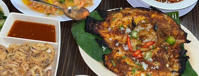 Restoran Terapung HM Sri Bagan is one of All-time favorites in Malaysia.