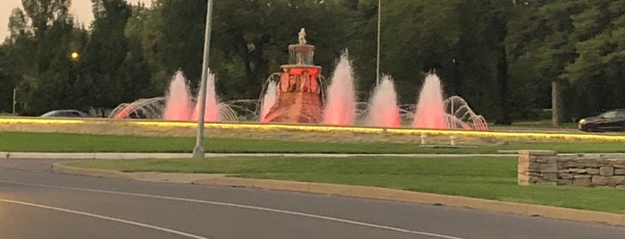 Meyer Circle Fountain is one of Aluxe KC.