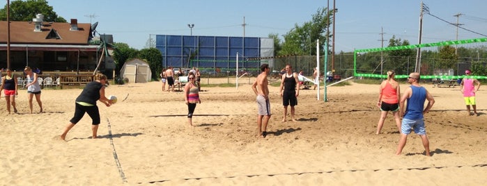 Volleyball Beach is one of Lugares favoritos de Jeanette.