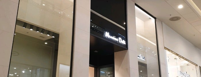 Massimo Dutti is one of Магазины одежды в Петербурге.