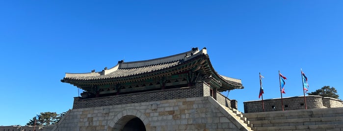 Changnyongmun (the East Gate) is one of 수원시의 이곳저곳.