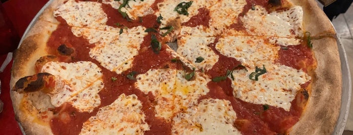 Lombardi’s Pizza is one of Azhar : понравившиеся места.