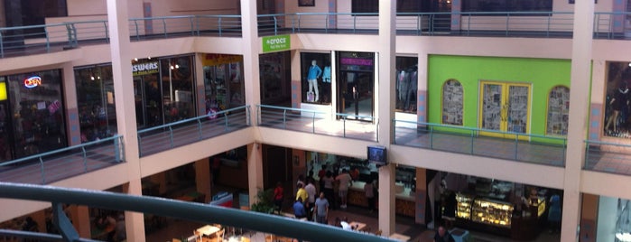 Sovereign Centre Food Court is one of Lugares favoritos de Floydie.