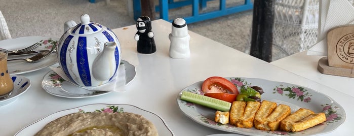Arabian Tea House Cafe is one of สถานที่ที่ Lina ถูกใจ.