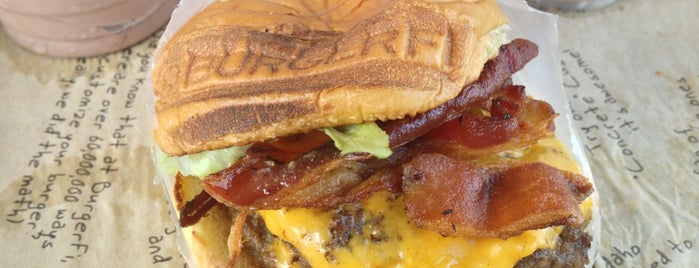 BurgerFi is one of Lugares favoritos de John.