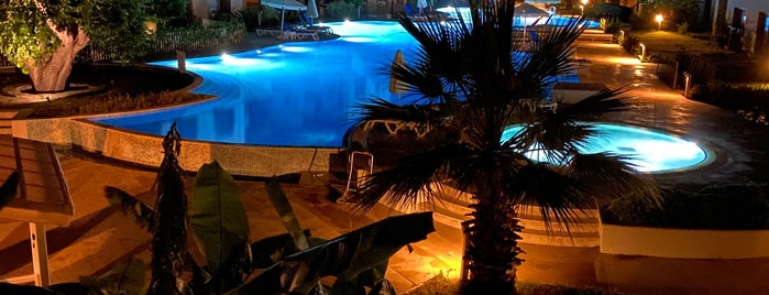 Sundance Suites Hotel Pool Bar is one of Locais curtidos por Aydin.