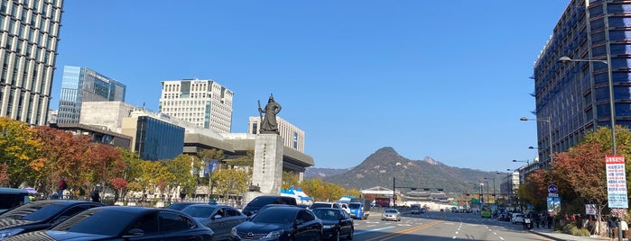 The Statue of Admiral Yi Sunsin is one of Orte, die EunKyu gefallen.