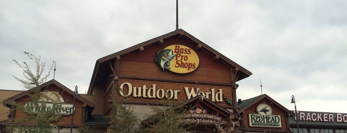 Bass Pro Shops is one of Lugares favoritos de Cathy.