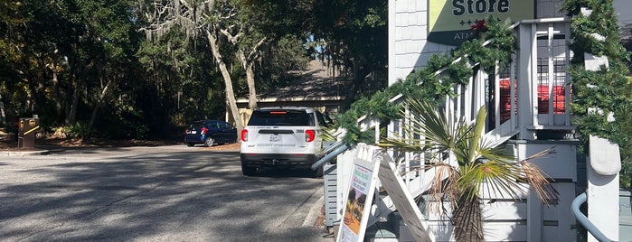 Palmetto Dunes General Store is one of K'ın Kaydettiği Mekanlar.