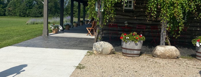 Crooked Vine Vineyard & Winery is one of Boyne Falls / Harbor Springs / Charlevoix / Waloon.