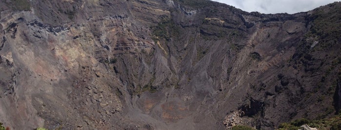 Volcán Irazú is one of Tempat yang Disukai Alonso.