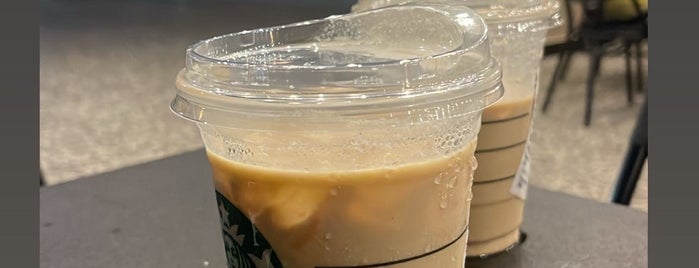 Starbucks is one of Ersinさんのお気に入りスポット.