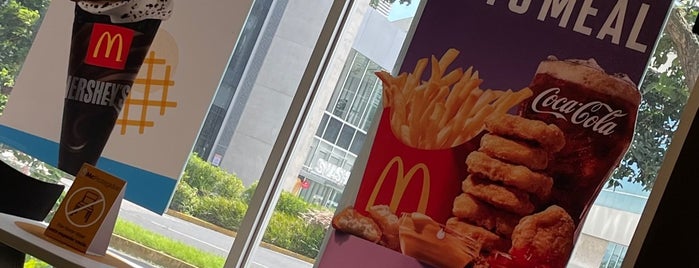 McDonald's is one of Lugares favoritos de Julio.