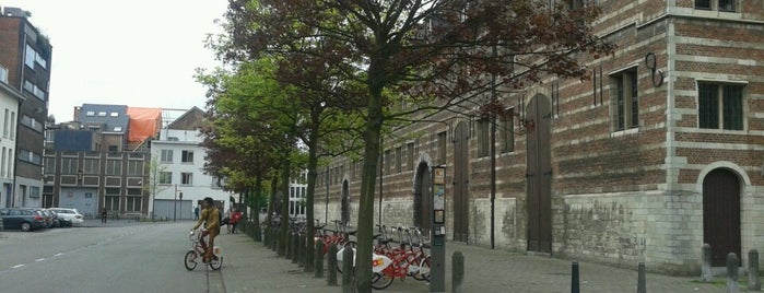 Velo 033 - Hessenhuis is one of Velo Antwerpen.