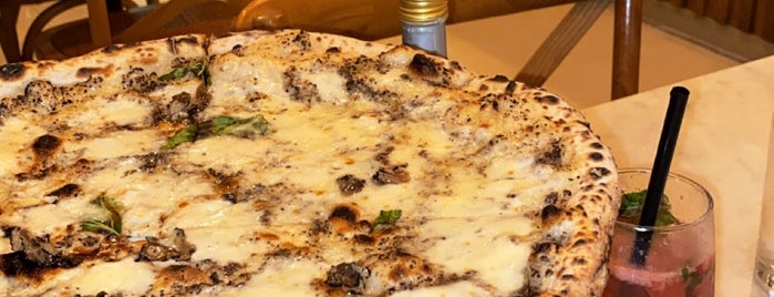 L’antica Pizzeria Da Michele is one of Lieux sauvegardés par Foodie 🦅.