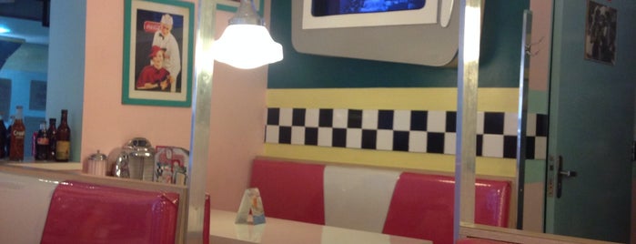 Mito Burger Original Diner is one of MUST GO - restaurantes.