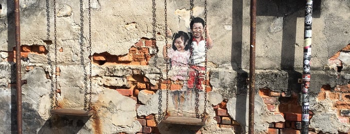 Penang Street Art : Brother and Sister on a Swing is one of Penang Malezya.