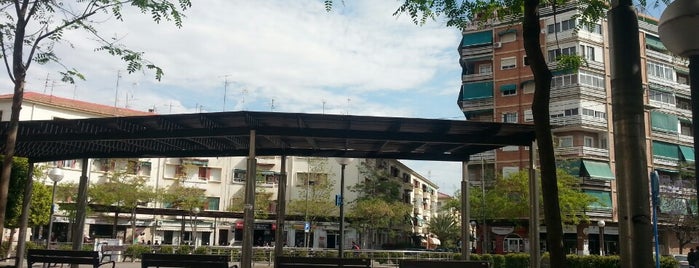 Plaza Manila is one of Lugares favoritos de Enrique.