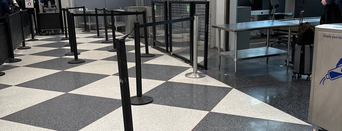 TSA Precheck Terminal 1 is one of Locais curtidos por Tavo.