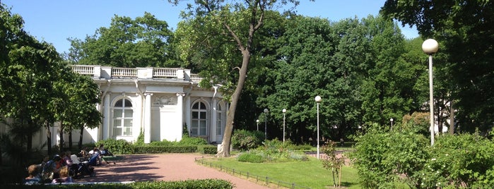 Garden of Anichkov Palace is one of Петербург.