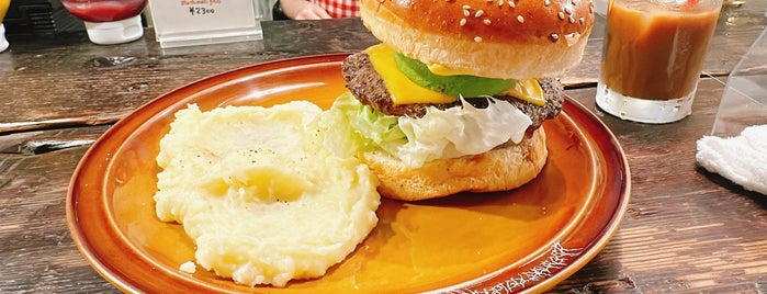 Whoopi Gold Burger is one of Tokyo eat.